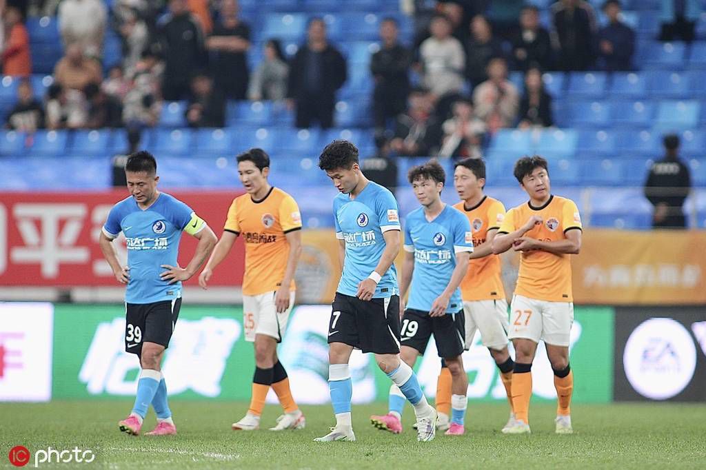 迪翁古司职防守型中场，今年曾代表塞内加尔参加U17世界杯，他将在2024年6月正式加盟切尔西。